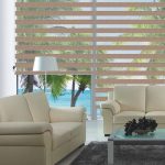 Rivestimento del divano color crema nel soggiorno