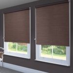 Brown cortinas nas janelas brancas