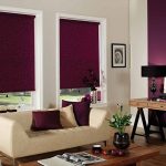 Cortinas laminadas escuras no interior da sala de estar
