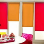 Cortinas brilhantes na janela da cozinha