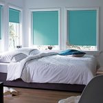 Decorar uma janela do quarto com cortinas de cor turquesa