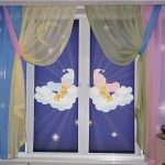 Tule multi-colorido nas janelas com persianas