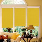 Cortinas amarelas de enrolar na janela arqueada
