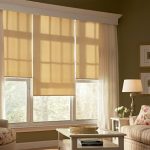 Cortinas de cor bege na janela da sala