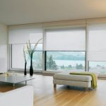 Decorar uma janela panorâmica com persianas
