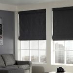 Design de sala de estar com cortinas cinzentas