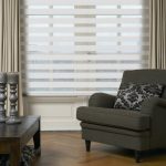 Fauteuil moelleux avec revêtement gris foncé