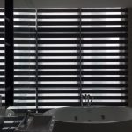 Rideaux enroulés Zebra à l'intérieur de la salle de bain