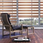 Chaise en bois sur le sol stratifié