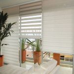 Décorer la baie vitrée entre le salon et le balcon