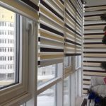 Rideaux à rayures sur la fenêtre du balcon