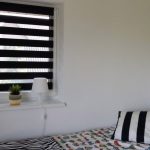 Textiles à rayures à l'intérieur de la chambre