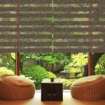 Fenêtre panoramique donnant sur le jardin d'une maison privée