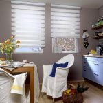 Couverture blanche sur la chaise longue