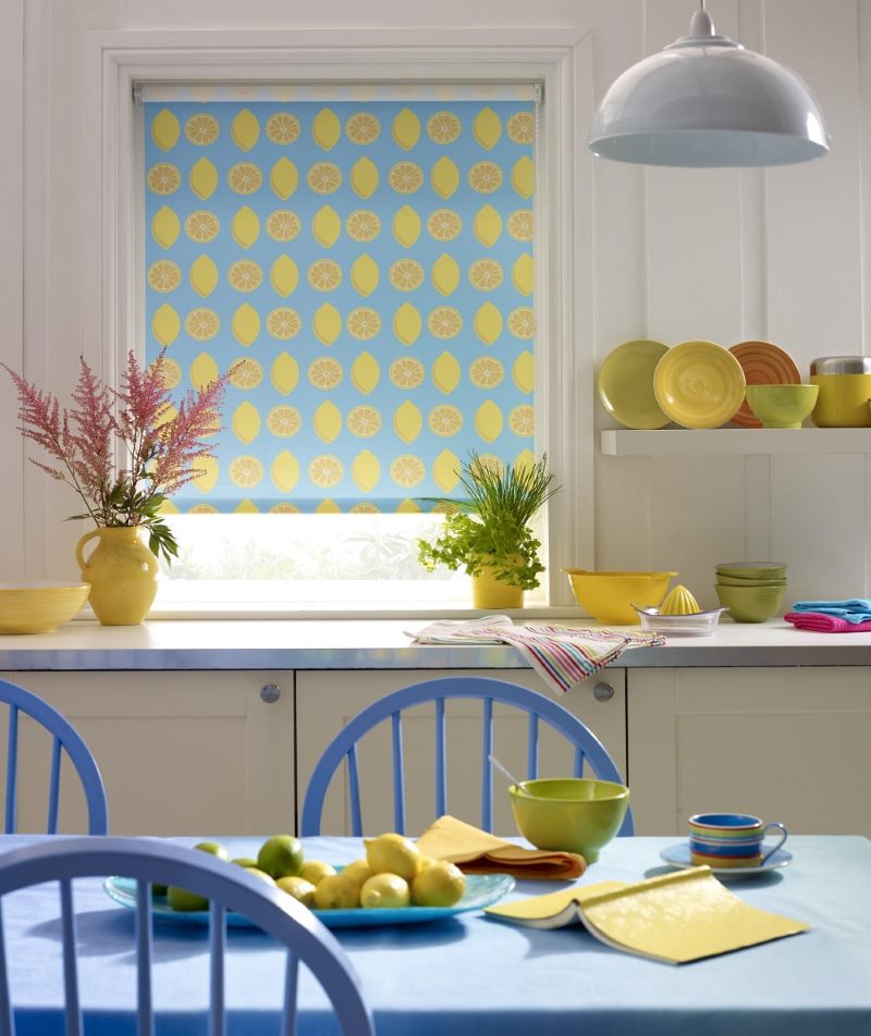 Fenêtre de cuisine avec rideau de type ouvert