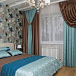 Le bleu et le marron se marient parfaitement à l'intérieur de la chambre