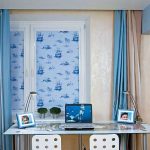 Rouleau bleu et rideaux classiques marron-bleu dans la chambre de la mer pour un garçon