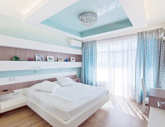 Rideaux bleus pour la chambre ensoleillée