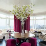 Salon aux couleurs vives et rideaux fuchsia