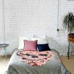 Intérieur de la chambre avec matelas