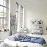Intérieur de chambre de style loft avec un matelas de couchage au lieu d'un lit