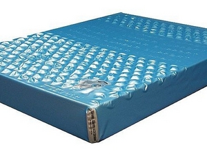 Les matelas à eau nécessitent des lits spéciaux.