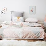 Nous utilisons un matelas pour dormir sans rideau dans un intérieur moderne.