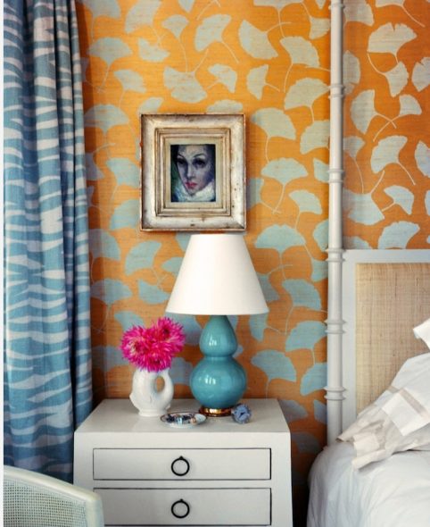 Rideaux bleus et murs orange