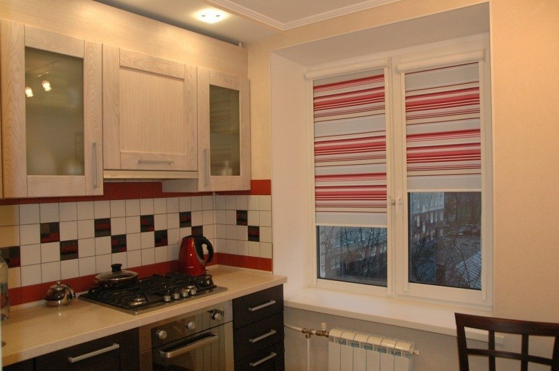 Toile rayée sur un store dans la cuisine