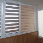 Παράθυρα με κουρτίνες μέρα-νύχτα στο μπαλκόνι ενός διαμερίσματος πόλης