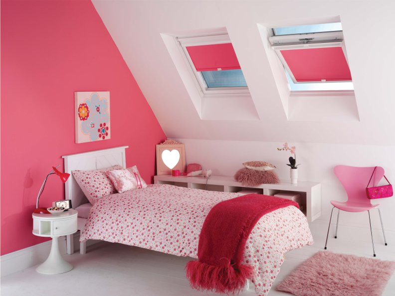 L'intérieur de la chambre des enfants pour la fille dans le grenier