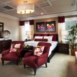 Combinant des couleurs bordeaux et crème pour l'intérieur de la chambre