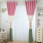La couleur combinée des rideaux dans la chambre