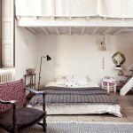 Une chambre sur deux niveaux avec une couchette à l'étage