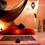 Chambre de style oriental avec un matelas