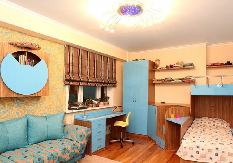 Rideaux marron à rayures sur la fenêtre de la chambre d'enfant