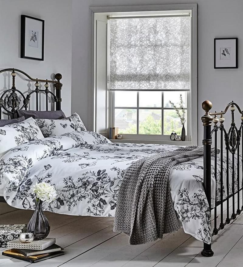 intérieur de chambre à coucher avec rideaux à rideaux légers