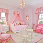 Belle chambre pour une fille dans des tons rose pâle