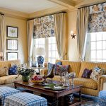 Beaux rouleaux floraux peints au mur dans le salon