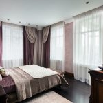 De beaux rideaux bicolores dans la chambre à coucher avec beaucoup de fenêtres