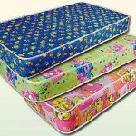 De beaux et confortables matelas pour enfants aux couleurs vives.