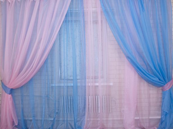 Rideaux roses et bleus