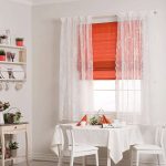 Store romain rouge sur la fenêtre - beau décor de la fenêtre de la cuisine