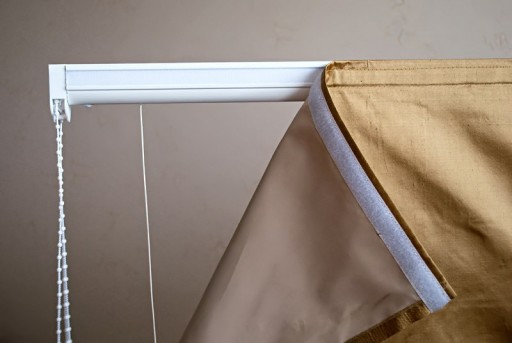 Fixation des stores romains avec velcro