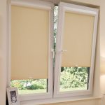 Fixation de rideaux romains sur la fenêtre