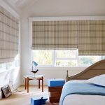 Fixation de rideaux riisk au cadre de la fenêtre dans la chambre