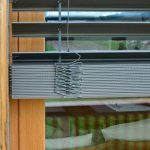 Lamels de type plat sur le rafshtor de l'extérieur de la fenêtre