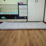 Le matelas sur le sol aidera à accueillir les invités la nuit.