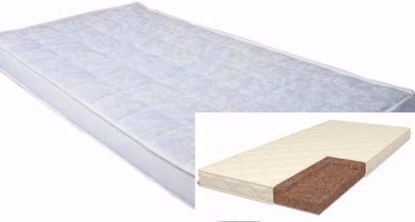 Matelas dans le berceau pour un nouveau-né