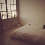 Matelas au lieu du lit habituel pour une chambre à coucher dans le style du minimalisme
